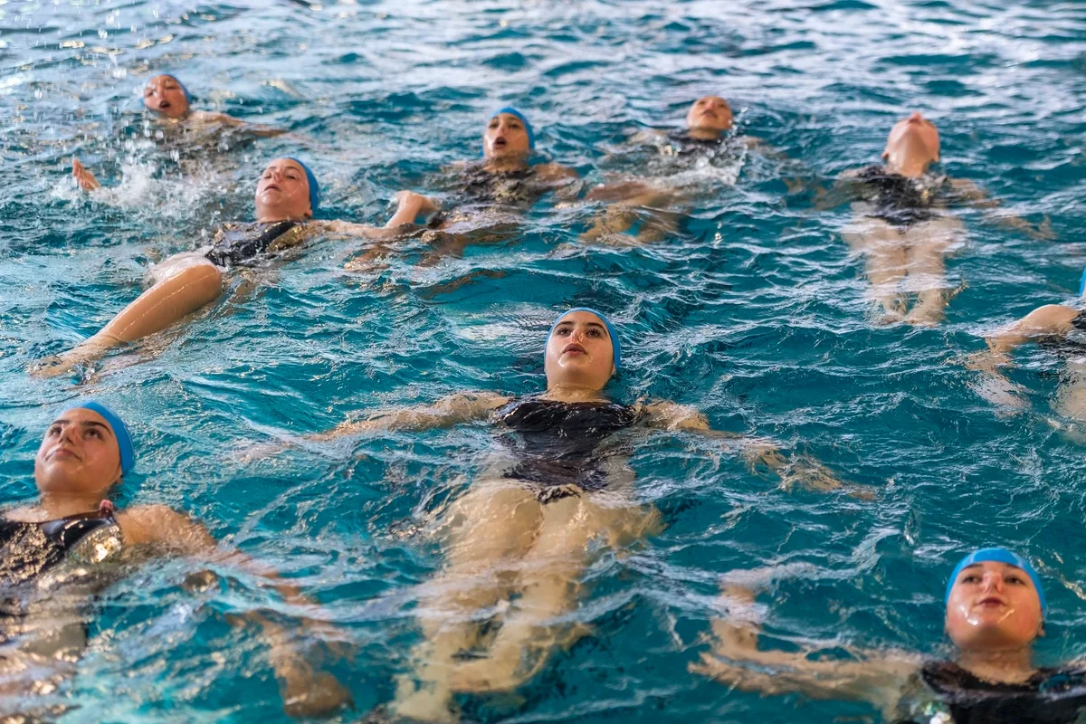 Synchronschwimmerinnen im Becken.